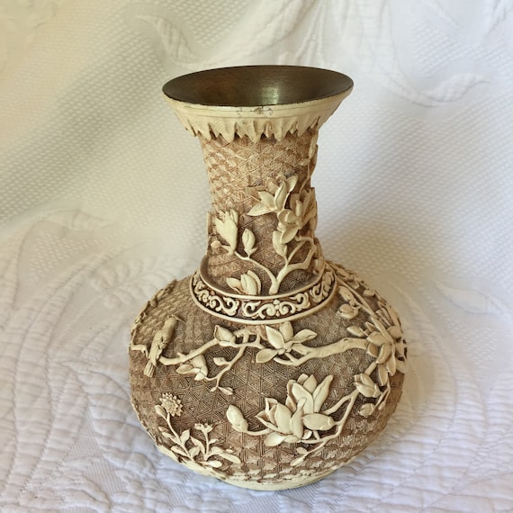 彫刻装飾付き金属製円形花瓶 彫刻装飾付き金属製円形花瓶 【公式通販】