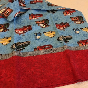 手作りの Mater Fun 枕カバー。青い背景に車とトラックが描かれています。お子様やお友達へのプレゼントに最適です。愛着がわく枕カバーです。