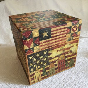Caja de almacenamiento Vintage Primitive Old Glory con banderas, casas, veleros y diseños de estrellas. Caja de almacenamiento estilo cartón.