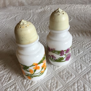Frullatori floreali in porcellana vintage e pepe. Vite di plastica sulla parte superiore per riempire. Fiori tipo gloria mattutina in viola e giallo.