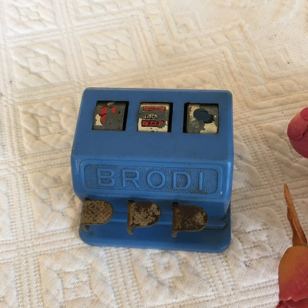 Vintage Brodi Pocket Slot Machine Trade Stimulator Game, Pocket Sized Bar Game. Schoenhut Inc. A 445-07 Unit. Poker Chips in a Clear Case.