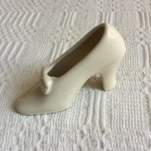 Vintage White Ceramic Shoe with High Heel and Front Bow in 1950s Style. Charming for a Collection or for Small Trinkets.