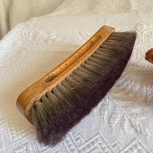 Vintage Holz Schuhputzbürste. Naturborsten an Bürste. Rillen für Fingerhaken. Ideal für ein Schuhputzset oder ein Mans Dresser Display.