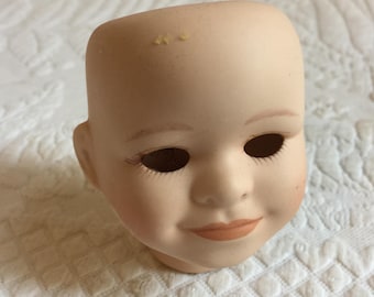 Tête de poupée vintage garçon ou fille, marquée # II9442. Lèvres, sourcils et cils peints à la main. Idéal pour fabriquer ou exposer des poupées.