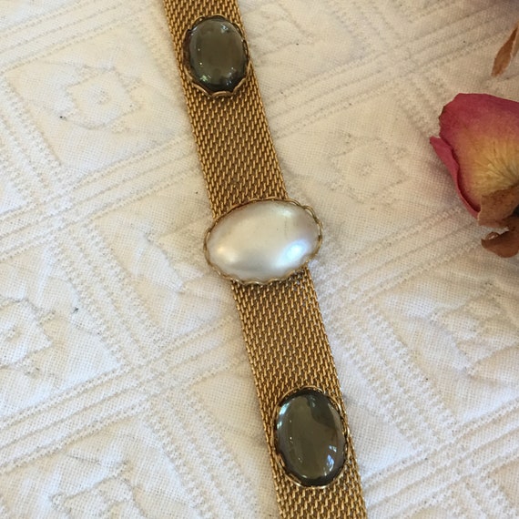 Vintage Gold Mesh Bracelet with Oval Pearl in Cen… - image 3