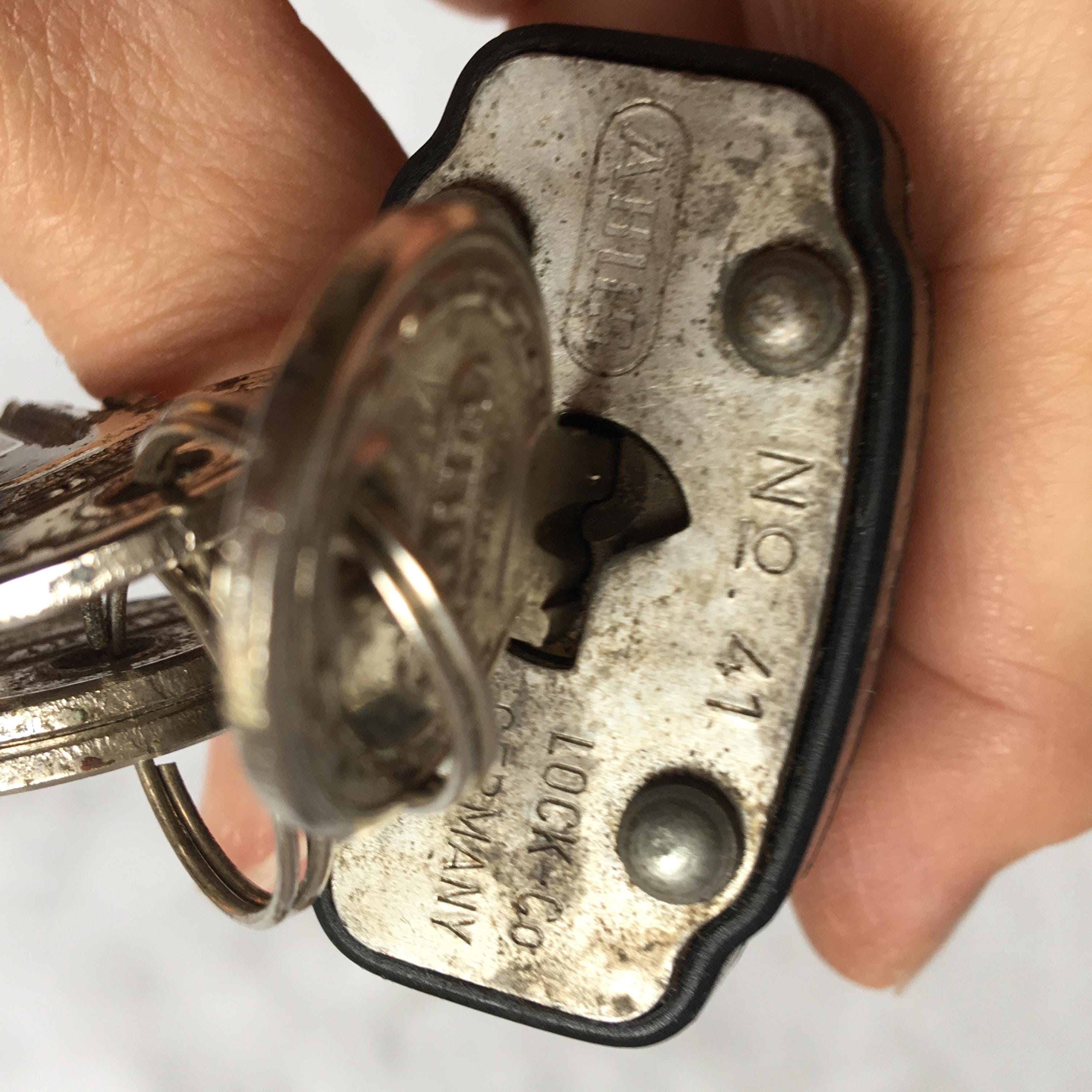 ドイツ製のビンテージ Abus ロック。鍵 3 個とロック付き ドイツ製のビンテージ Abus ロック。鍵 3 個とロック付き