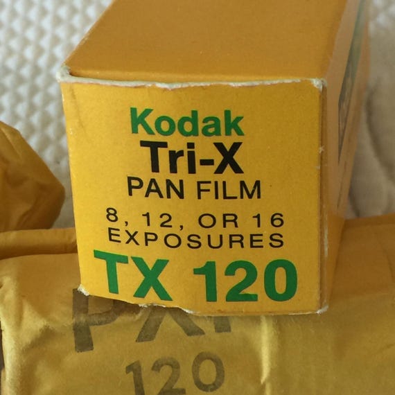 1976 年製の箱に密封されたビンテージ Kodak Tri-X Pan 白黒