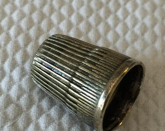 Dedal vintage de plata con diseño acanalado en el exterior. Talla 8 para coser.
