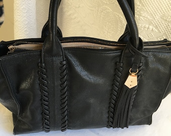 Charmante Charles Faux zwarte leren tas met decoratieve stiksels en gefranjerd kwastje met gouden top. Bovenste polsgrepen.