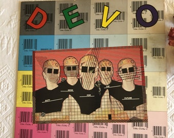 Puede incluir: Una portada de álbum vintage con la banda DEVO. La portada tiene un diseño de collage con el nombre de la banda en letras de bloque coloridas. Una imagen central muestra a los miembros de la banda con camisas negras y máscaras geométricas. El texto "NOW FOR THE FUTURE" también es visible.