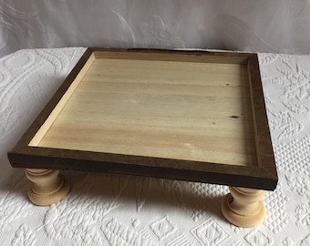 Suporte de exibição vintage. Suporte de madeira com pés. Use como peça central ou pendure na parede com a corda inclusa.