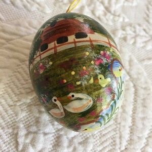 Vintage Handbemalte echte Eierschale. Orientalisches Haus mit Enten auf einem See, Blumen und Bäumen oder Scheune mit Tieren Gras und Bäumen.