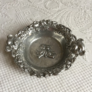 Vintage 1997 Arthur Court Baby Dish. Pewter Teddy Bear Bowl with Molded Vines, Leaves and Bears. Charming Child&#39;s Bowl.