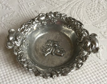 Vintage 1997 Arthur Court Baby Dish. Pewter Teddy Bear Bowl with Molded Vines, Leaves and Bears. Charming Child's Bowl.