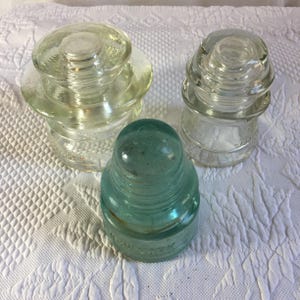 Vintage-Glasisolator für elektrische Anlagen. Erhältlich bei Brookfield New York oder Hemingray in Klarglas oder Aquamarin. Angebot gilt für ein Stück.