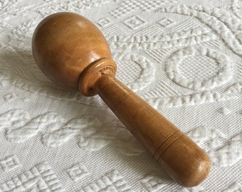 Huevo de zurcir antiguo con mango y huevo más gruesos que la mayoría de los zurcidores. Bien hecho y hermoso. Excelente para exhibir herramientas de costura antiguas.