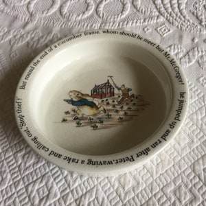 Vintage Wedgwood Peter Rabbit Baby Dish con líneas de historia alrededor del borde. Beatrix Potter diseña el plato Peter Rabbit. Inglaterra.