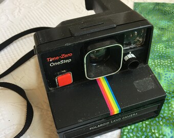 Vintage Polaroid Time-Zero One Step, Cámara Polaroid Land. Cámara Polaroid negra. Mango para sujetar.