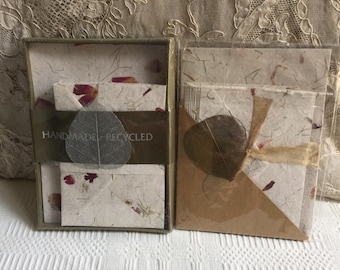 Handgjort vintagepapper och kuvert. Trädfria papper med naturliga botaniska ingredienser. 15 kuvert och 15 papper. Eller 10 och 10.