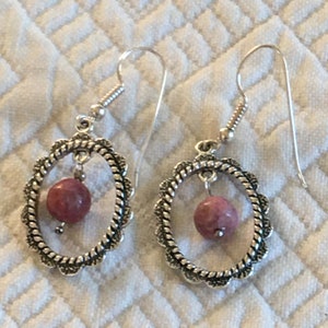 Zabytkowe kolczyki z rodonitu i owalu ze srebra próby 925 z centralnym okrągłym kamieniem. Kolczyki z zapięciem z drutu.