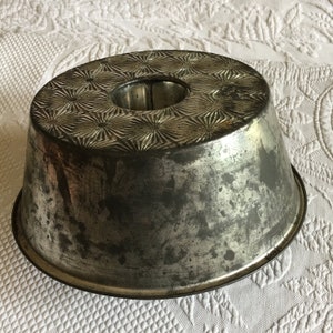 Vintage Ovenex K840 Bundt or Angel Food Cake Pan. Starburst Designs on the Bottom.