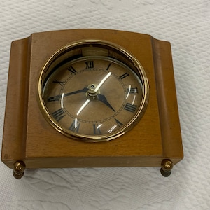 Vintage Westclox Holzgehäuse Zifferblatt mit römischen Ziffern. Keine Knöpfe an der Uhr, funktioniert nicht. Wiederverwendung als Bilderrahmen. Goldkugel Füße.