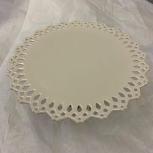 Pedestal antiguo para tartas. Base y borde de porcelana calada para tartas. Se utiliza para exhibir bocadillos y bollitos.