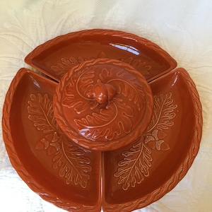 Półmisek dzielony Vintage Oak. Idealny do warzyw i dipu lub krakersów i dipu. Uchwyt gałki Acorn, formowane liście dębu i wzory żołędzi.