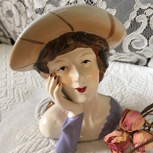 Vintage porseleinen Lady buste beeldje. Mooie dame met hoed met rozen en dragen van lippenstift. Collectible beeldje.
