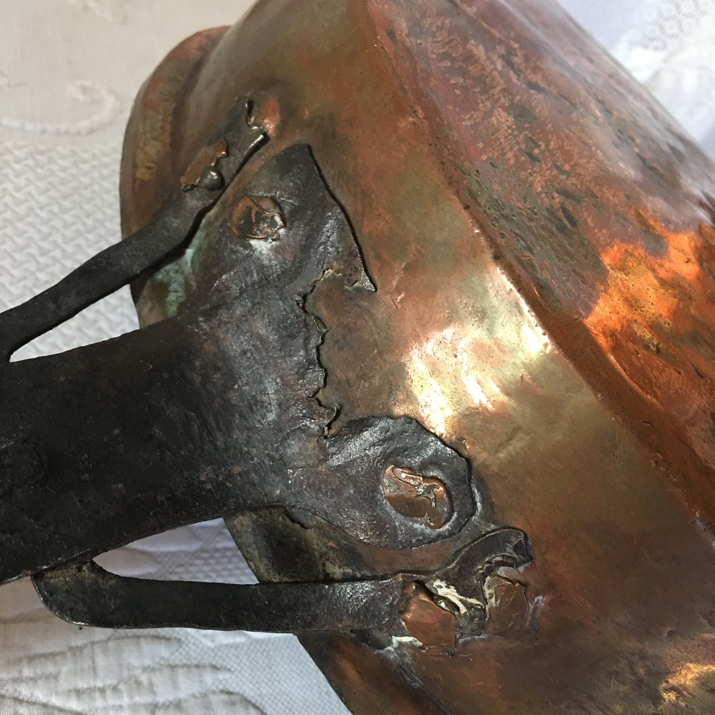 アンティークな、大きなサイズの手打ち銅鍋。装飾的なハンドルが付いた