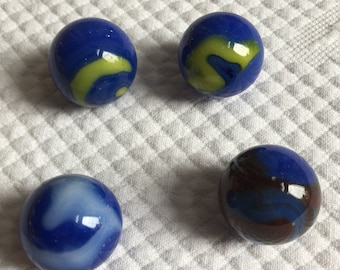 4 canicas vintage de 25 mm hechas a mano. Diseño de remolino de vidrio en azul y amarillo, azul y marrón o azul y gris. Canicas de colección. Elige los colores.