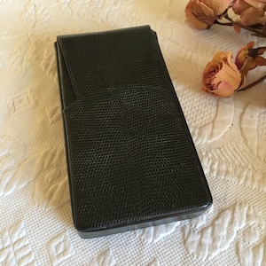 Étui en cuir serpent vintage avec côtés carrés et rabat sur le devant. Étui à cigares fin ou long ou à utiliser pour des lunettes de soleil à clip.