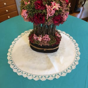 Vintage Linen Damask and Crocheted Lace Round Table Topper or Centerpiece Doily. Hand Stitched Doily. Beautiful Centerpiece Doily.