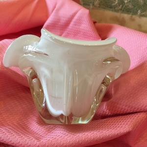 Vintage Fenton duidelijk en witte opalen Petal vaas met gegolfde bovenrand. Mooie, vrouwelijke glas bloem gevormde vaas.