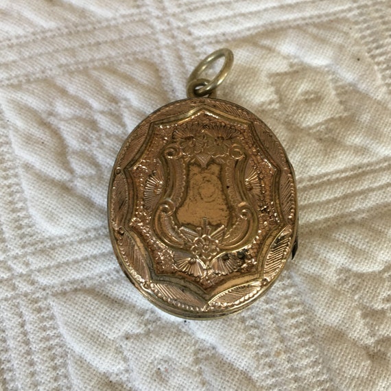 Vintage Antique Locket. Gold Victorian Ornate Des… - image 3