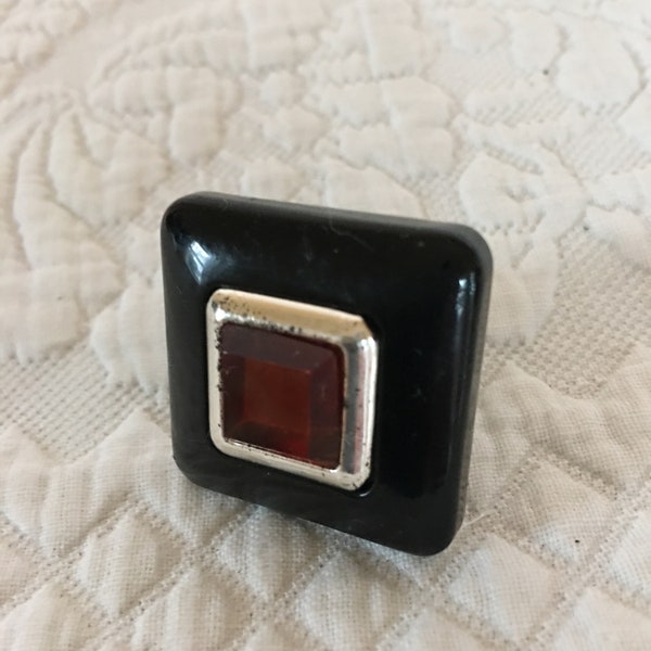 bague vintage, bague de style Art Déco moderne. Anneau carré avec gemme moyenne d’ambre avec le cadre argenté et le réglage carré noir. Costume Square Ring.