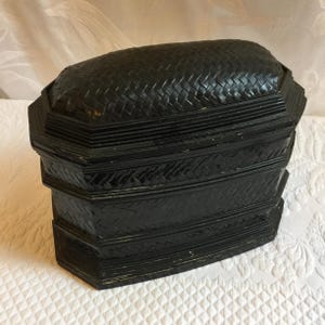 ヴィンテージのドーム型蓋、積み重ねたような外観、編み込み籐と木製の縁取りとリング。内側は開いていますが、外側はセクションに分かれた外観です。