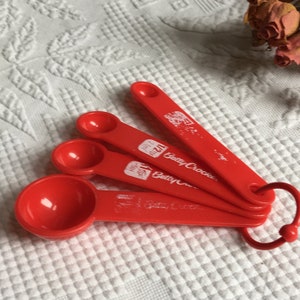 Vintage 1970s Betty Crocker Measuring Spoons. 1/4 tsp, 1/2 tsp, 1 tsp and 1 tbsp. Red or Multicolored Spoons. Ring for Red Spoons.