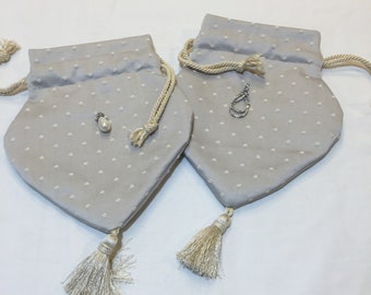 Réticule fait à la main, points crème bleu clair polis. Cordon de serrage et pompon à cordon torsadé blanc crémeux. Ornement avant. Doublure en soie en forme de cœur.