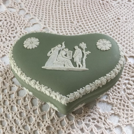Vintage Wedgwood Green & White Heart Shaped Dresser Jar. Display