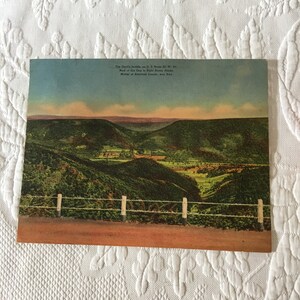 Postal gigante vintage de The Devil's Saddle en la ruta 50 de EE. UU., W. Va. Detrás de Gap a la derecha nació Nancy Hanks, madre de Abraham Lincoln.