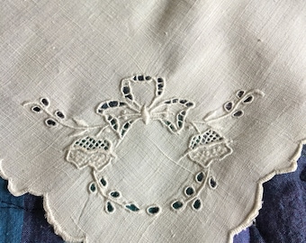 Vintage Set of 6, 12 1/2" Linen Luncheon or Dinner Napkins with Embroidered Bow and Eyelets and Buttonhole Stitched Scalloped Edging.