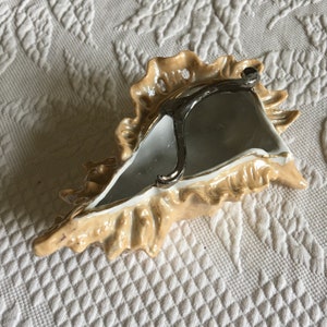 Vintage Muschel Trinket Schüssel. Porzellan perlmuttfarbenes Finish mit Silber swirl Design auf der Oberseite. Muschelförmige Schale. Verwendung im Badezimmer.