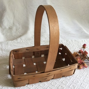 Panier rectangulaire antique de latte de bois avec la poignée haute courbée supérieure. Peut-être le panier de cueillette de fraises. Ajouter à la collection panier.