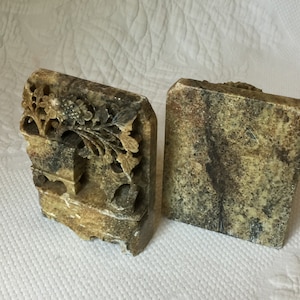 Vintage kinesiska snidade bokstöd i täljsten eller marmor. Kruka med solros- och lövdesign med hjärtan i basen.