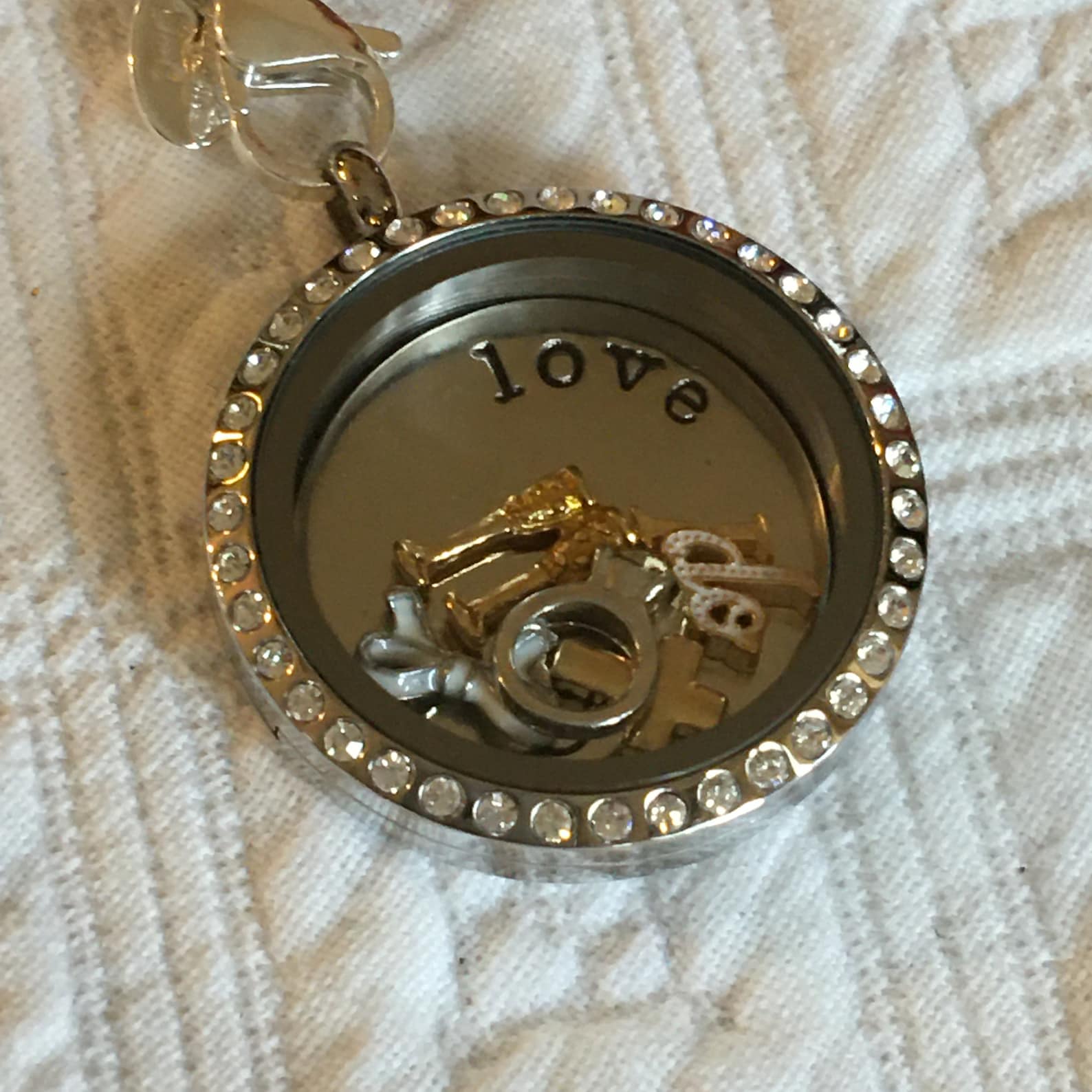 Magnetic locket Clearance