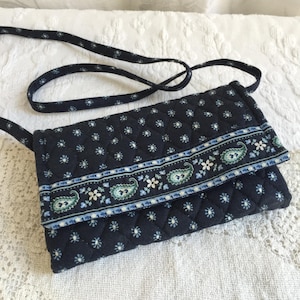 Carteira vintage Vera Bradley em tecido acolchoado com alça longa. Porta-cheques, compartimentos para fotos e cartões de crédito e bolsa com zíper.