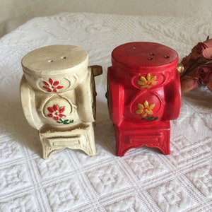 Sal e pimenta vintage. Antigo moedor de café de cerâmica estilo saleiro e pimenteiro. Sal e pimenta vermelha e branca.