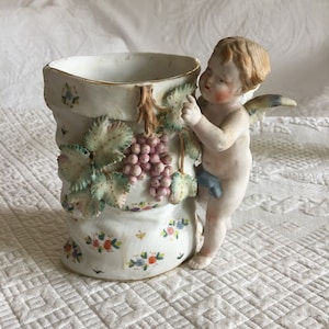 Vaso vintage in ceramica Hal-Sey Fifth Japan con figurina di Cupido e uva e foglie dimensionali. Dipinto a mano e fatto a mano.