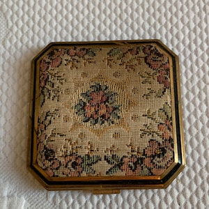 Vintage Amerikaans wandtapijt van Elgin met acht zijden. Lippenstift en poeder in één compact. Compact uit het midden van de eeuw.